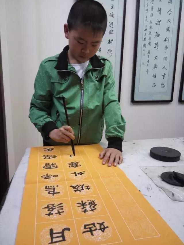 学书法对孩子有什么好处，学书法给孩子带来的好处（《孩子学书法原来有这么多惊人的好处》）