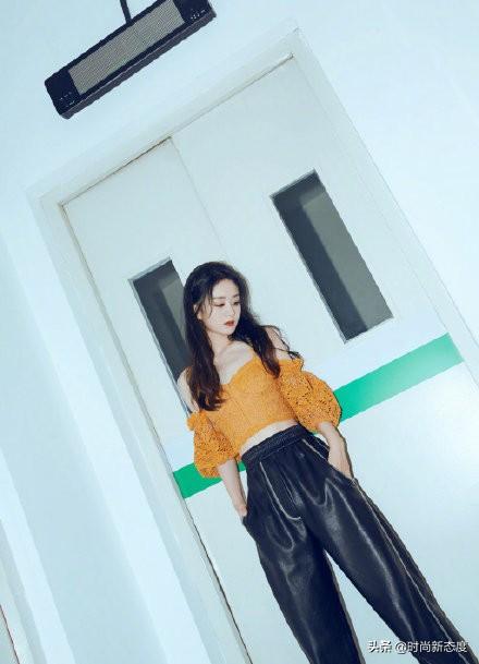 明星示范橘色衣服怎么搭配，橘色上衣搭配什么颜色最佳图片（穿橙色上衣搭配黑色皮裤）