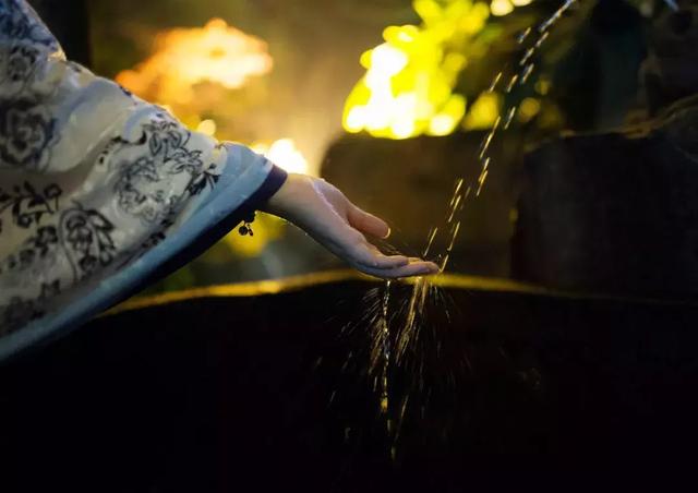 七情六欲指的是什么，七情六欲是哪七情哪六欲（这是最诗意的回答）