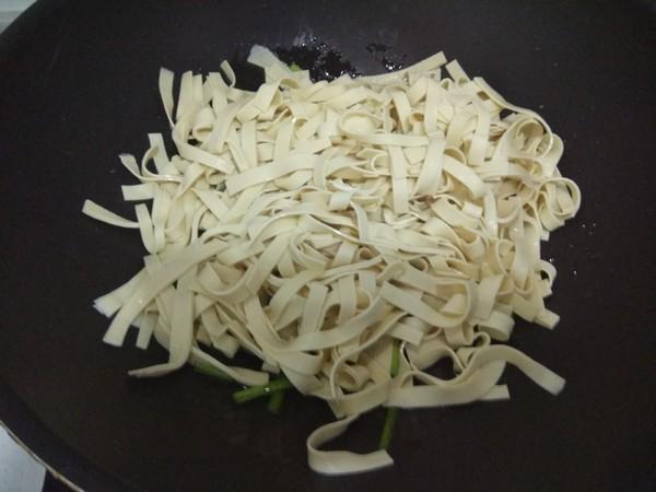 干豆腐炒韭菜的做法，冬天女人适合吃它