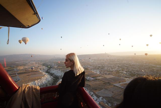 热气球下面的篮子叫什么，上面一个气球下面一个篮子（在热气球盛开的卡帕多奇亚）