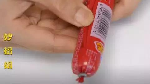 火腿肠怎么撕开，怎样剥开火腿肠（轻轻一拉，3秒剥一根）
