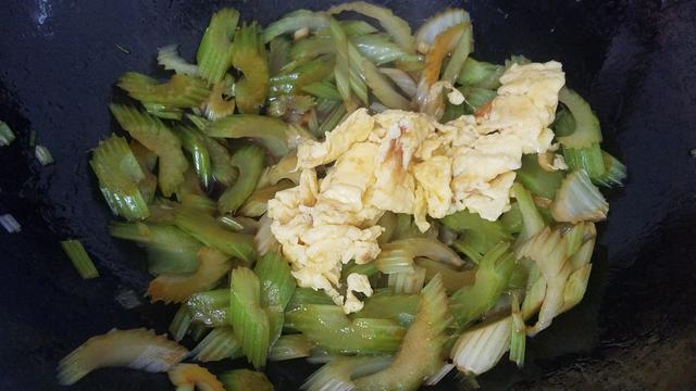 芹菜炒鸡蛋怎么炒好吃窍门，芹菜炒蛋这样做