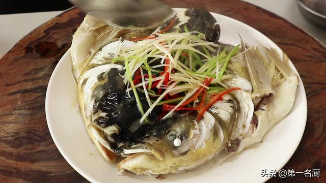 鱼头怎么做好吃，这才是“清蒸鱼头”最好吃的做法（鱼头怎么做好吃又简单视频）