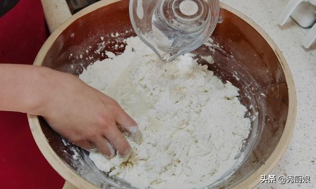 白菜肉馅包子怎么拌馅，大白菜馅包子的家常做法（记住老师傅的“2放2不放”）