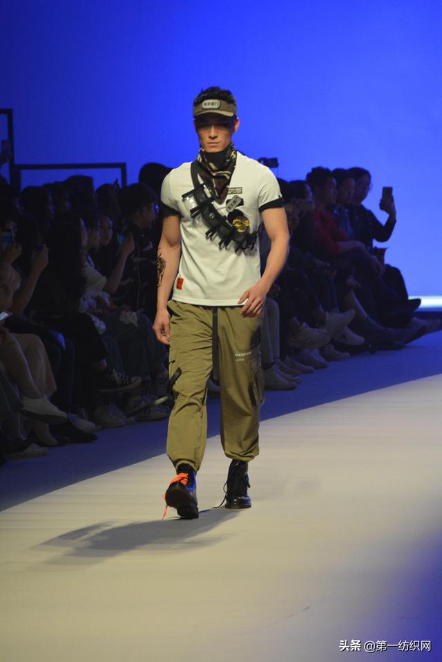 a21是以纯吗，a21 以纯（以纯线上品牌A21登陆春季广东时装周）