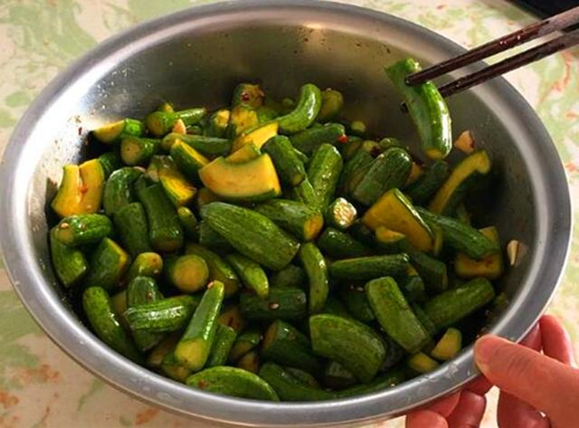 腌黄瓜怎么做好吃，腌黄瓜怎么腌好吃又简单快速（直接加盐腌是大错特错）