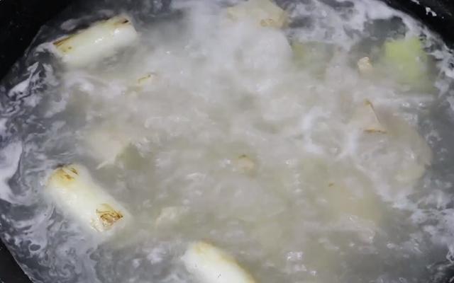 如何煲骨头汤，骨头汤怎么煲好喝窍门（汤汁浓白不油腻）