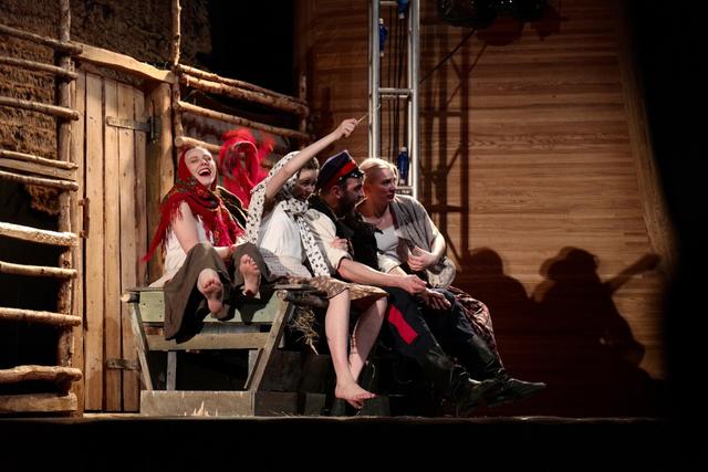 静静的顿河简介，求静静的顿河简介（看过8小时《静静的顿河》）