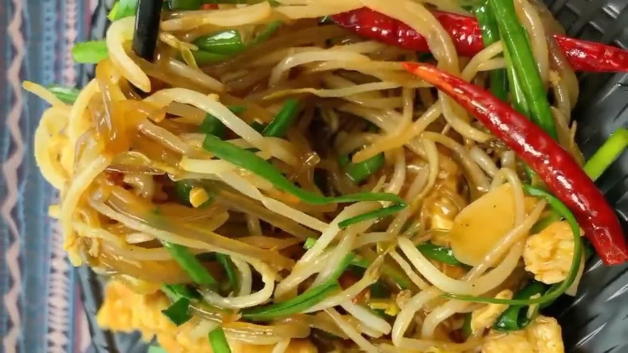 韭菜炒豆芽粉丝怎么做好吃，韭菜豆芽菜炒粉丝（集鲜香脆爽多种特性）