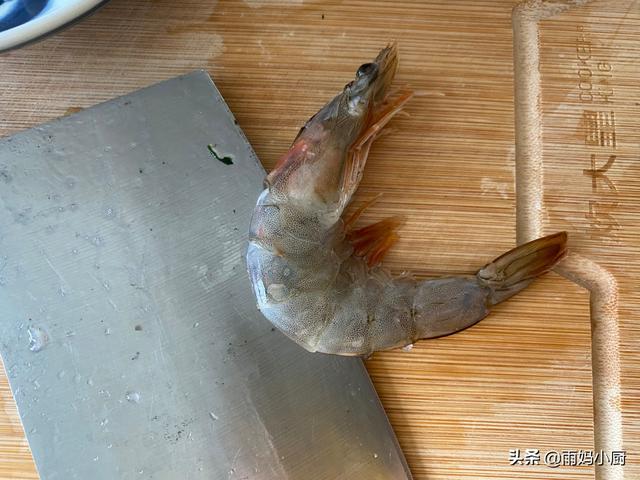 蒸虾蘸料简单，入锅8分钟上桌营养又鲜美