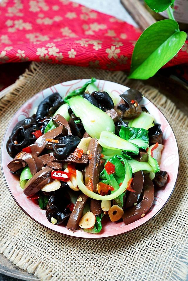 白玉蘑菇炒油菜，白玉菇炒油菜的做法（这菜营养均衡又美味）