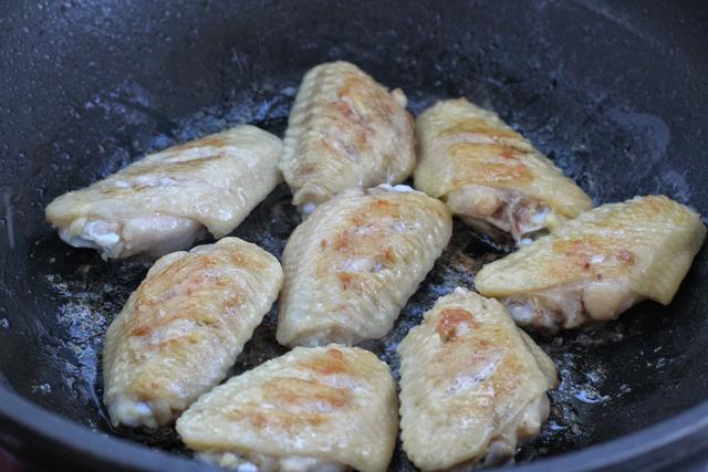 鸡翅怎么去骨鸡翅含有的营养有哪些，鸡翅中如何去骨（鸡翅这做法简直无敌了）