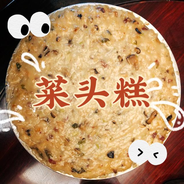 1,先把两个萝卜刨成细丝,然后加点盐,不用多,不然太咸不好吃.