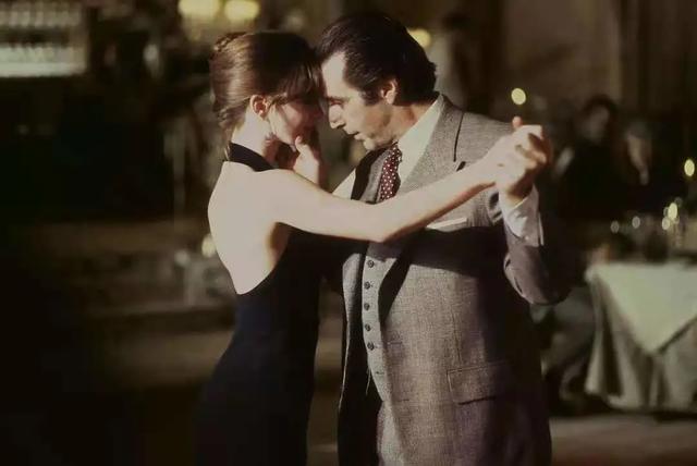 闻香识女人表达了什么，闻香识女人一般表达了什么（邂逅爱与人生价值的《闻香识女人》）