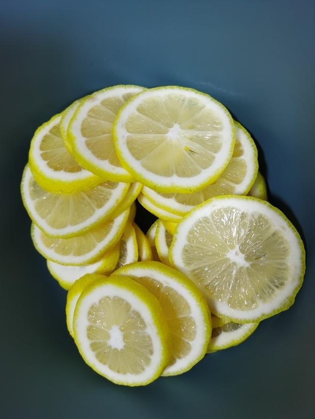 冰糖炖柠檬的功效，冰糖陈皮炖柠檬有什么功效（把柠檬和冰糖一起炖）