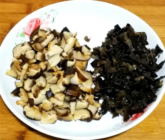 毛豆米怎么做好吃，五香毛豆米怎么炒好吃（毛豆别光用来炒着吃了）