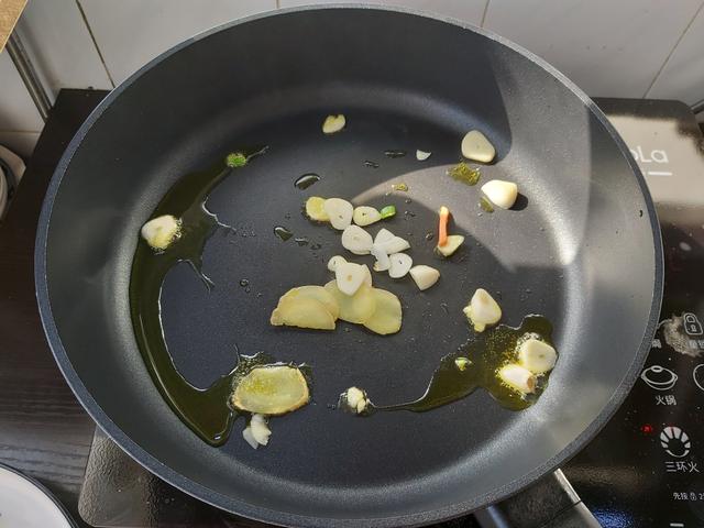 豆卷怎么炒好吃，炒豆卷的做法窍门（清新小炒之黄瓜炒豆卷）