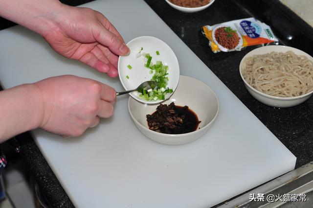 酸辣粉粉丝的家常做法，用最简单的材料做一碗香喷喷的酸辣粉