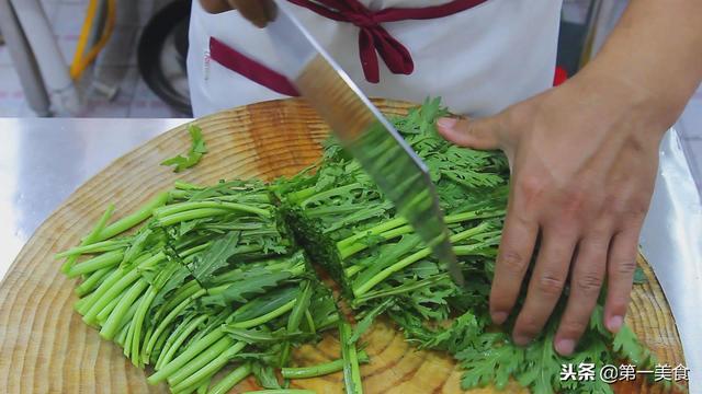 蒿菜怎么做好吃，青蒿怎么吃最好（茼蒿怎样炒鲜嫩翠绿不变色）