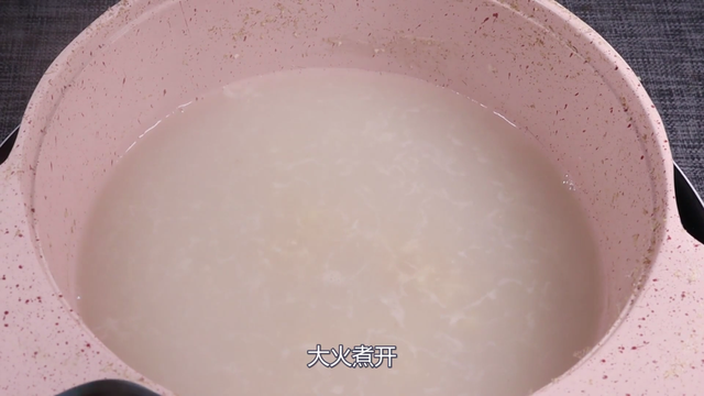 怎么做软糯香甜的紫薯粥，冬天这样熬粥最好喝！（宝宝吃一次就念念不忘）