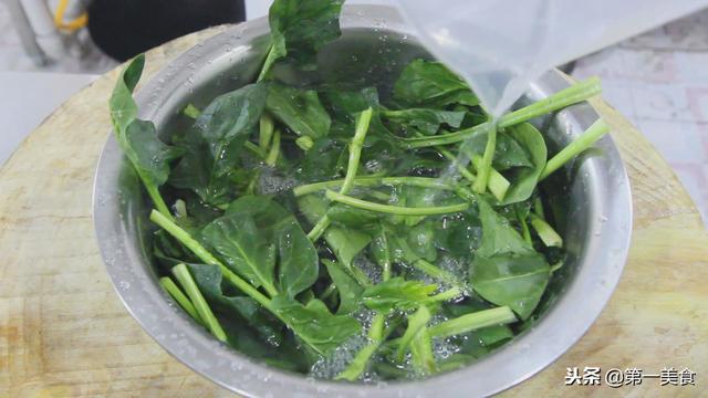 怎样菠菜炒蛋，怎样鸡蛋炒菠菜（为啥饭店师傅炒的这么漂亮）