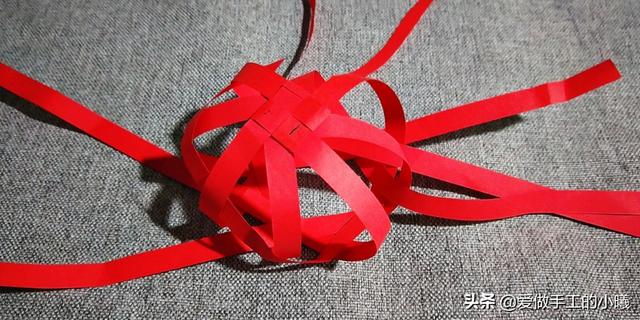 如何用一张纸折纸灯笼，如何用一张纸折纸灯笼视频（用四张纸条做成的折纸灯笼）