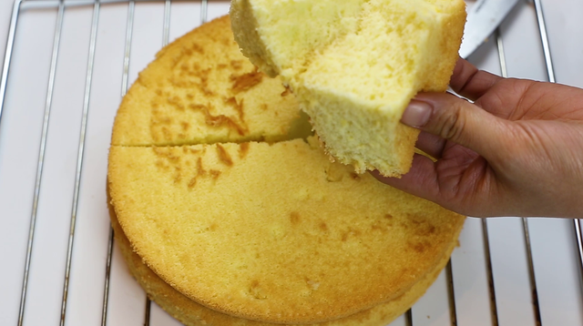 烤蛋糕需要准备什么材料，初学者做蛋糕需要些什么食材（出炉瞬间被烧光）