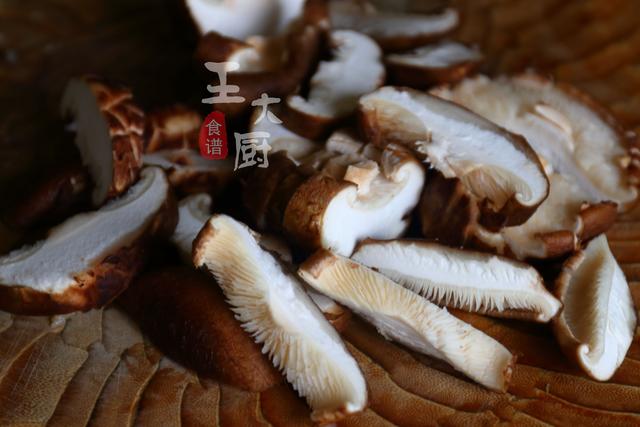 鸡肉香菇怎么做好吃，香菇炒鸡胸肉的详细做法