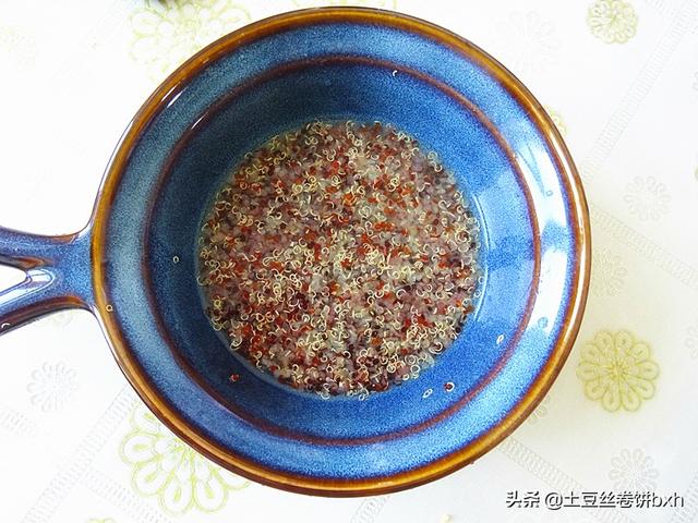 豆饼怎么做好吃，红豆饼的简单好吃做法（这个豆饼料太足）