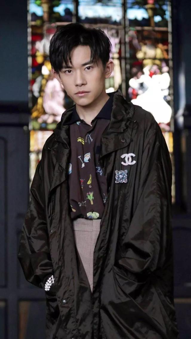 一组易烊千玺超拽帅气的高清图片   千纸鹤们在哪里呢，易烊千玺帅气的图片大全 霸气（有没有的千纸鹤在线签收呀）