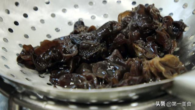 泥鳅怎么做好吃，豆腐烧泥鳅怎么做好吃（补虚养胃一点土腥味都没有）