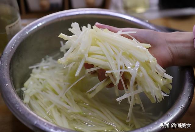 土豆怎么炒好吃，怎么炒土豆最好吃又简单（什么时候放醋是关键点）