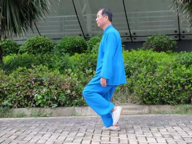 太极拳基本步法及口诀,太极走和跑怎么练 太极拳基本步法及口诀,太极走和跑怎么练