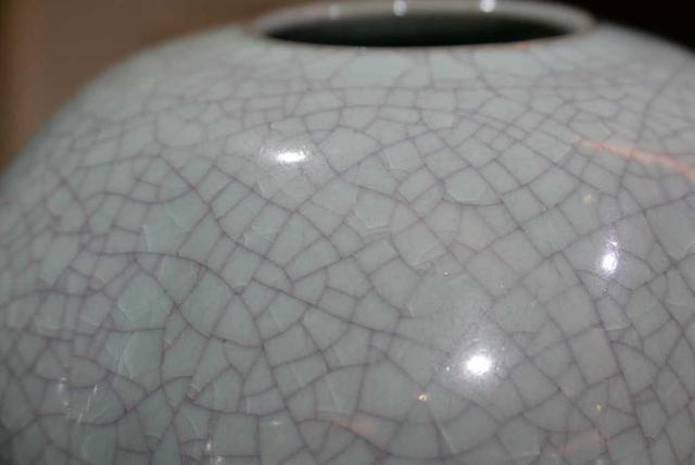 开片和冰裂有什么区别，汝窑怎么开片最漂亮（冰裂纹青瓷的成因与特色）
