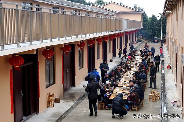 乔迁之喜发朋友圈通知，乔迁之喜微信朋友圈发信息要怎么写好（办公室、新房乔迁短信请柬群发怎么写）