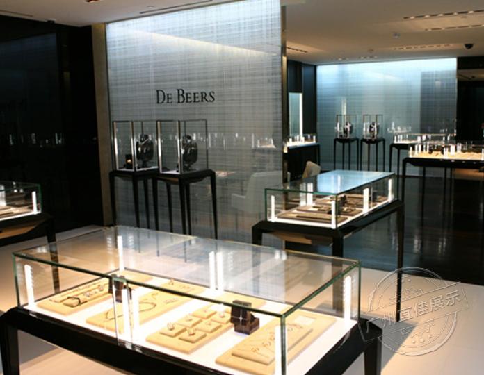 展柜会使用到哪些玻璃种类，玻璃展柜的作用（关于珠宝展柜制作中会用到的玻璃）