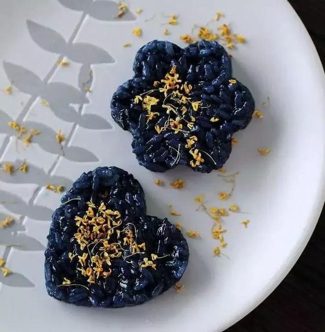 可乐能不能泡在米饭里一块吃，可乐可以泡米饭吗（却喜欢用可乐瓶盛的乌米汁来做饭）