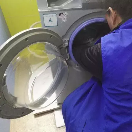 洗衣机清洗剂洗后的残渣怎么解决（洗衣机清洁剂洗完有很多残渣）