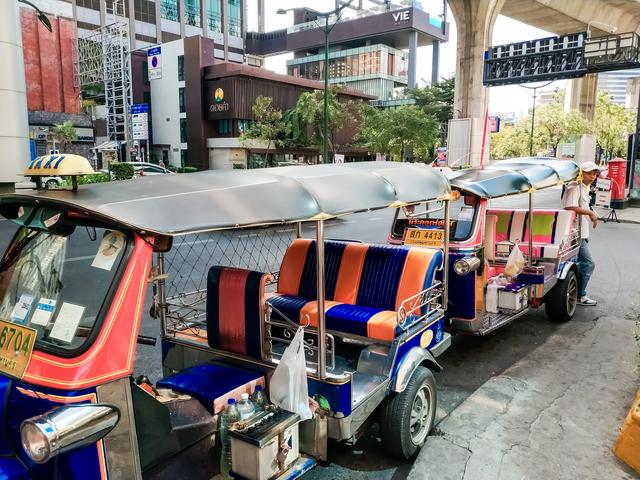 曼谷红色车牌什么意思，泰国红牌车是什么意思（泰国出租车为何有那么多种颜色）