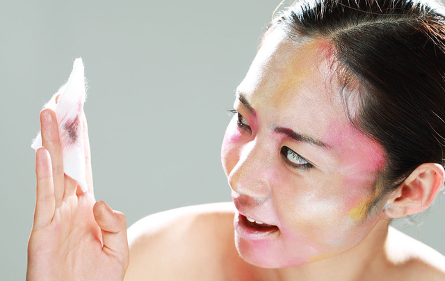 没有卸妆水怎么卸妆，没有卸妆水的情况下怎么卸妆（卸妆简单还不伤皮肤）