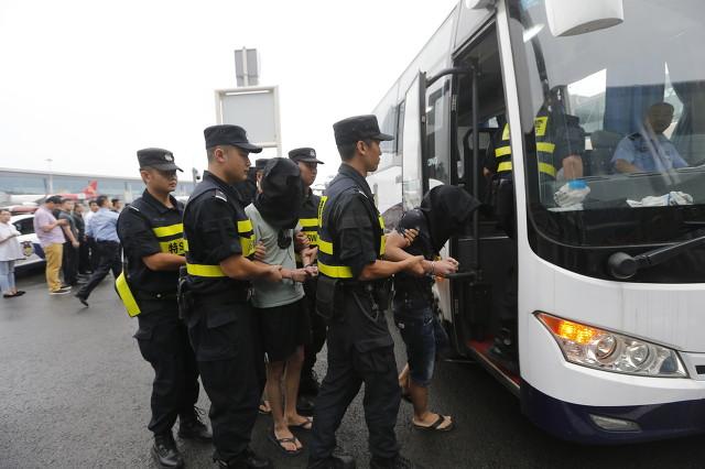 非柜面和冻结哪个严重，银行卡被限制非柜面交易严重吗（银行卡被冻结，常见原因有哪些）