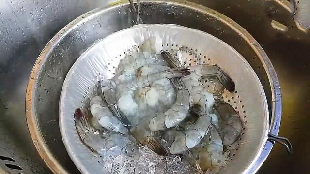 生的芒果怎么吃，芒果是怎样变黄的（切成丝凉拌生虾）