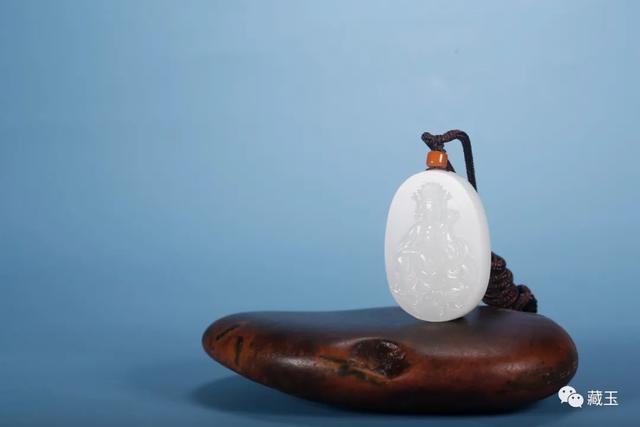 男人戴什么玉在胸前好，男人戴什么玉石好（才是男人唯一可以握在手心的东西）