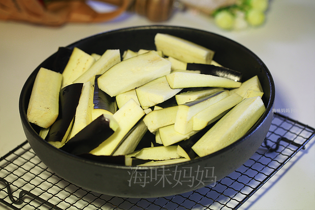 关于鲨鱼干的烹饪方法，鲨鱼干的吃法和做法大全（一条鲨鱼只够吃一餐）