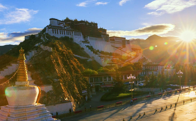 布达拉是什么意思，布达拉宫的布达拉是什么意思（布达拉宫：世界上最雄伟的宫殿）