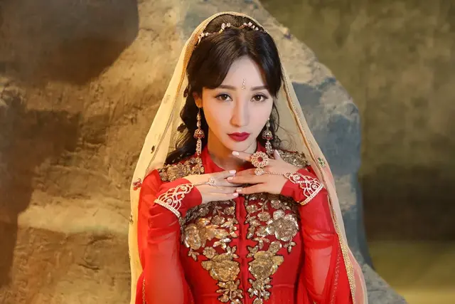 柳岩伴娘事件怎么回事，柳岩伴娘事件怎么回事（张文露老公大鹏至今力挺她）