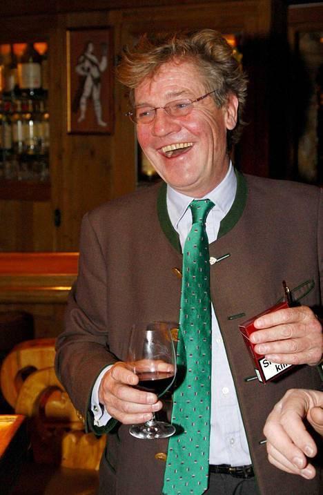 老王今年47岁，膝下一儿一女，儿子已经成婚，目前老王同老伴及未婚的女儿居住在一起。老王的家庭目前属于，　　类型。A核心家庭B联合家庭C主干（却打人、随地尿尿还勾搭老婆闺蜜）