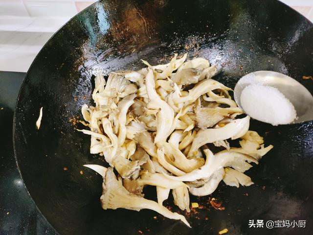 肉片口蘑炒青椒的家常做法，青椒鲜蘑肉片的做法（蛋白质多还有维生素）