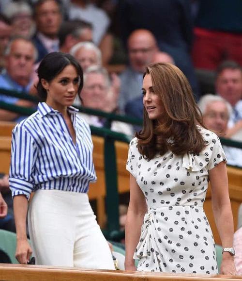 梅根多高 泳衣，梅根多高（三点式比基尼展现惊艳身材）